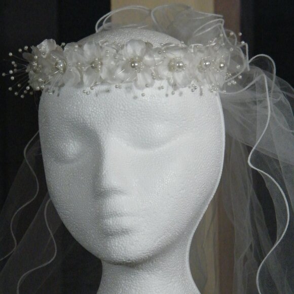 Diadème pour première communion avec voile et petite fleurs pour fillette. - Picture 2 of 7